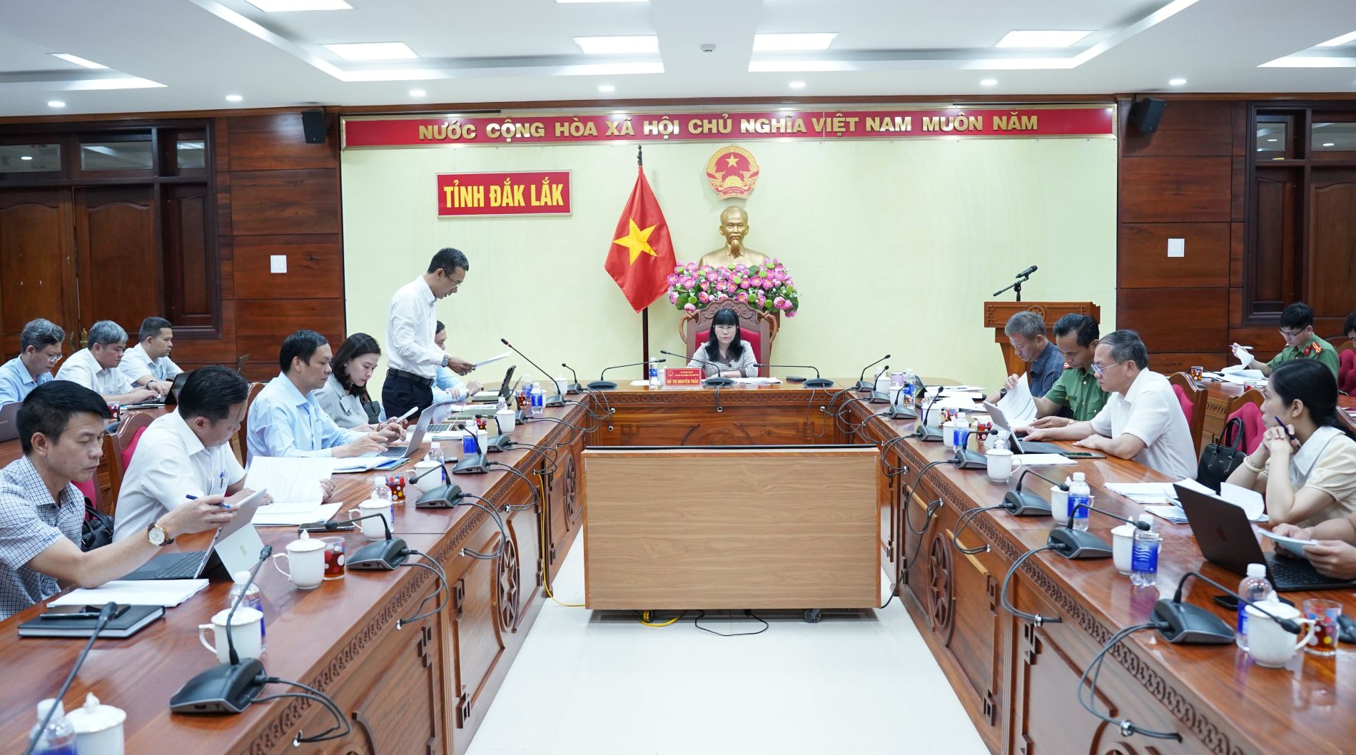 Quang cảnh cuộc họp.